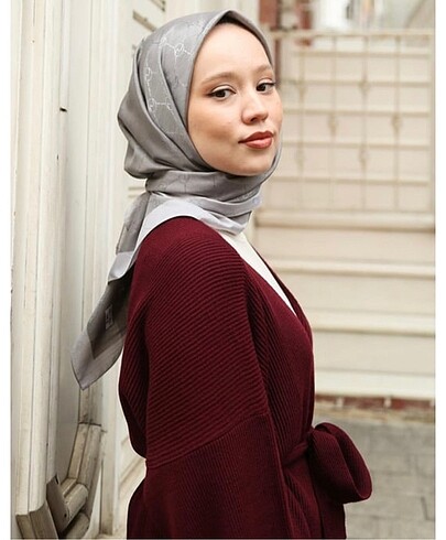 Hint ipek monogram eşarp