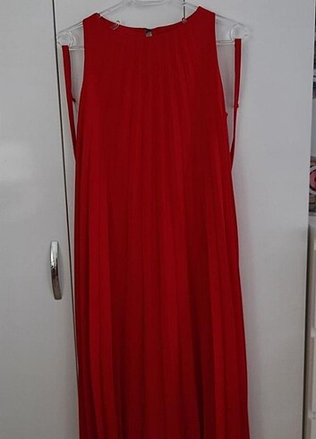 Kırmızı pileli elbise 