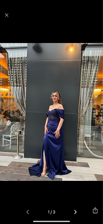 Düşük yaka elbise