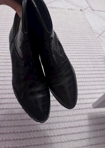 Hotiç Yılan Desenli Siyah Deri Topuklu Bot - Görsel 5