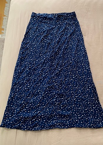 Beyaz desenli lacivert yırtmaçlı midi boy etek - Görsel 3