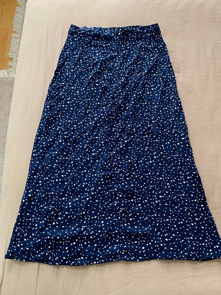 Beyaz desenli lacivert yırtmaçlı midi boy etek - Görsel 3