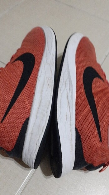 41 Beden kırmızı Renk 41numara orjinal Nike ayakkabı temiz 
