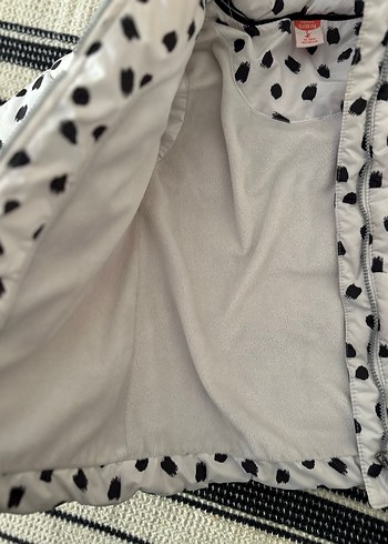 Kapüşonlu Beyaz Puantiyeli Kız Montu - Görsel 4