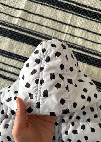 Kapüşonlu Beyaz Puantiyeli Kız Montu - Görsel 3