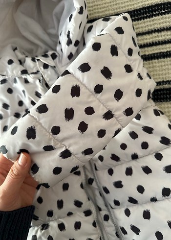 Kapüşonlu Beyaz Puantiyeli Kız Montu - Görsel 2