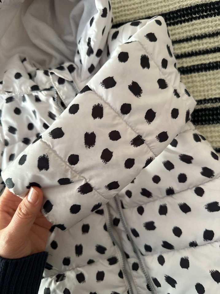 Kapüşonlu Beyaz Puantiyeli Kız Montu - Görsel 2