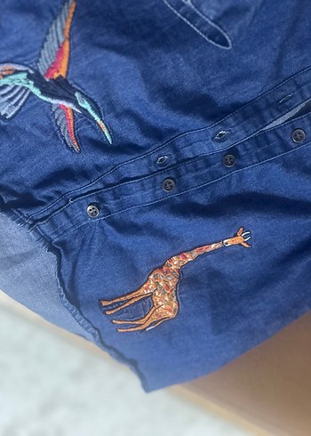 Nakışlı Mavi Denim Kız Gömlek - Görsel 3