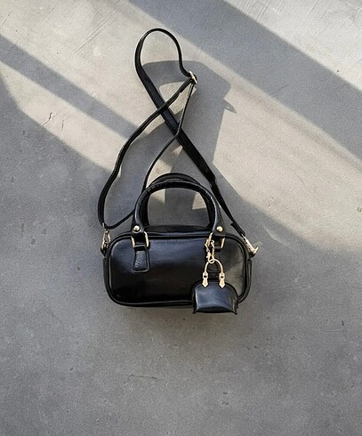 Zara Charm detay askılı baget çanta