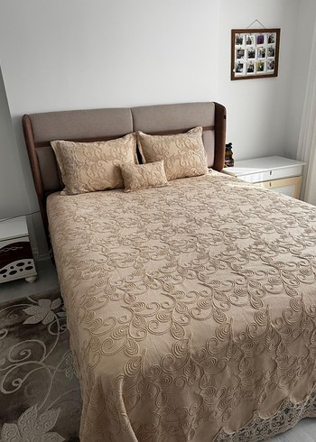 İşlemeli Bej Yatak Örtüsü. - Görsel 3