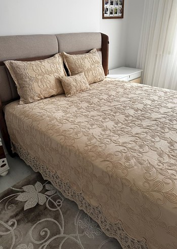 İşlemeli Bej Yatak Örtüsü. - Görsel 2