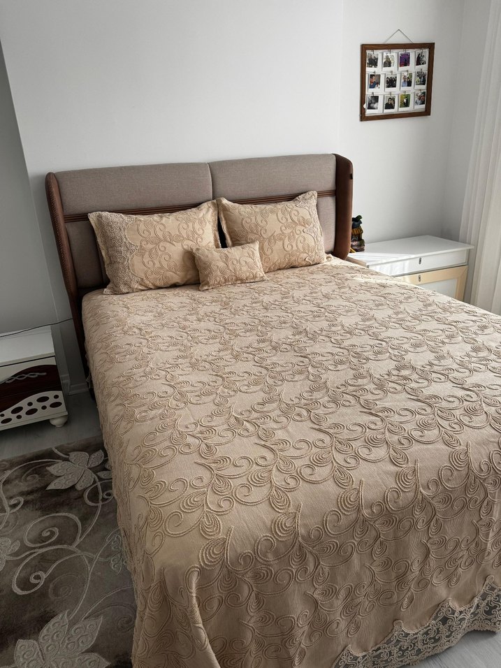 İşlemeli Bej Yatak Örtüsü. - Görsel 3
