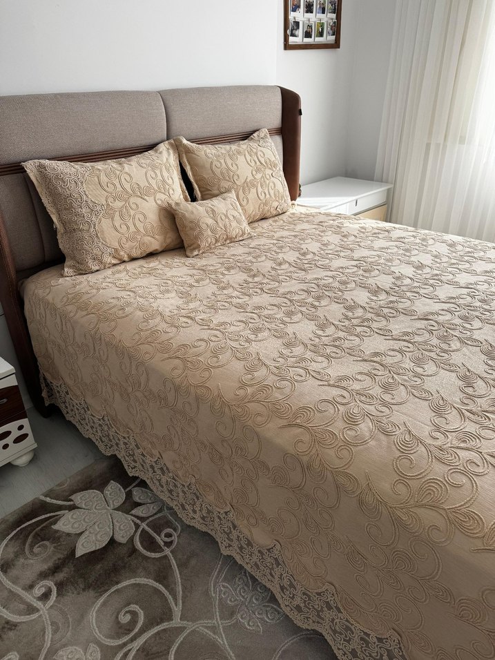 İşlemeli Bej Yatak Örtüsü. - Görsel 2