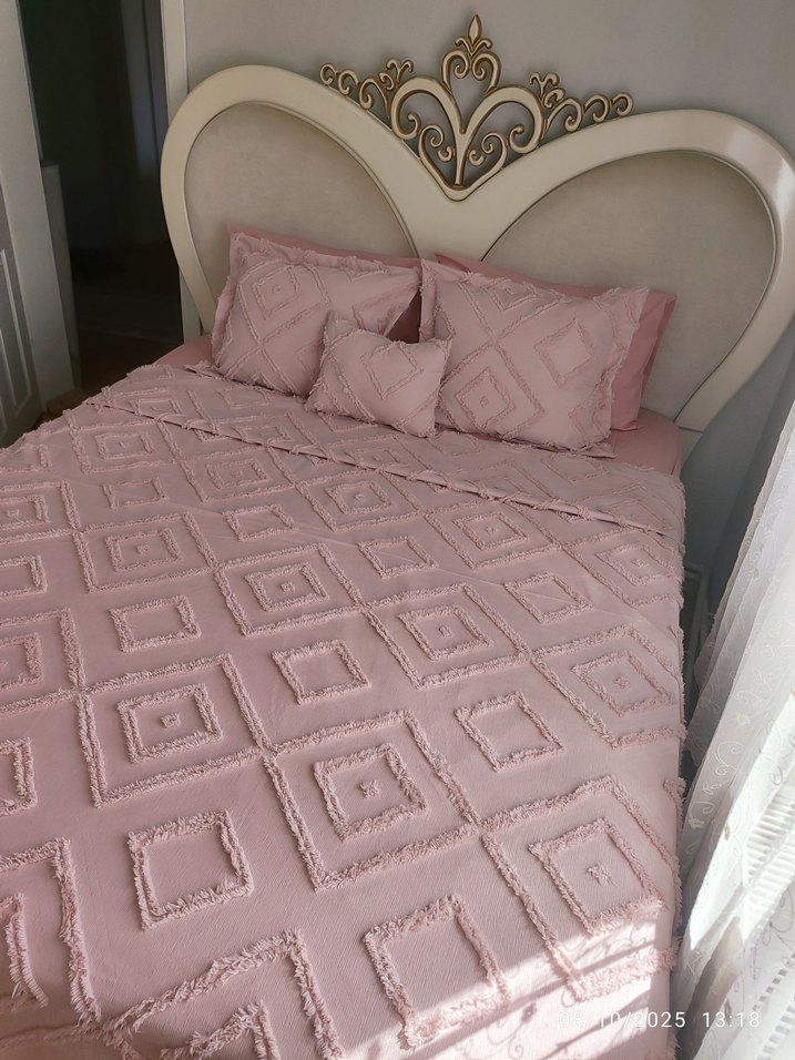Nakışlı Pembe Yatak Örtüsü - Görsel 3