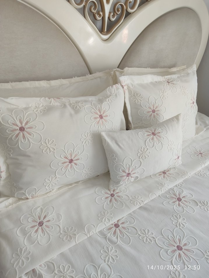 Nakışlı Beyaz Yatak Örtüsü - Görsel 3