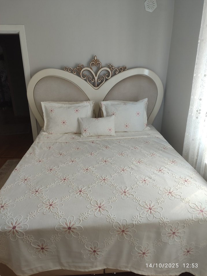 Nakışlı Beyaz Yatak Örtüsü - Görsel 2
