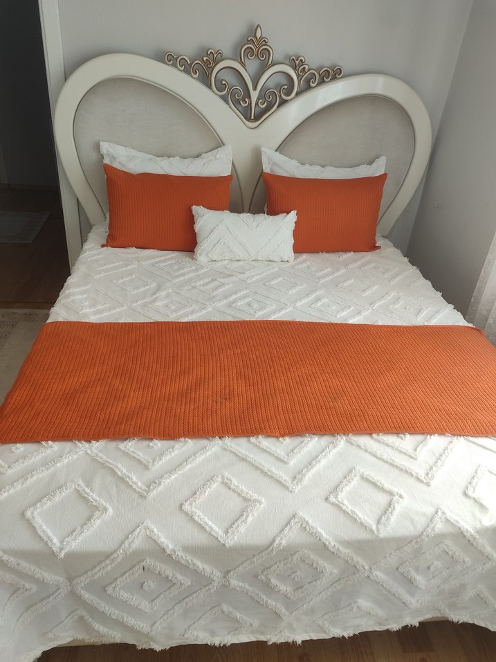 Beyaz Nakışlı Yatak Örtüsü - Görsel 2