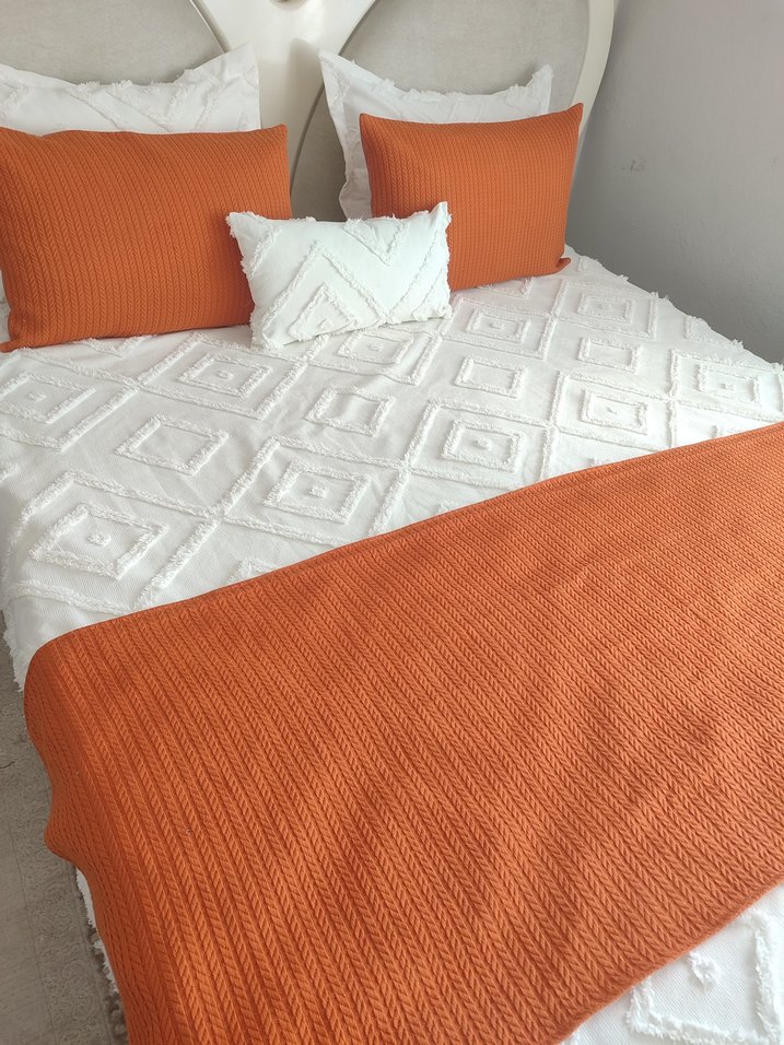 Beyaz Nakışlı Yatak Örtüsü - Görsel 5