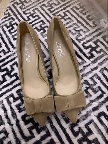 Bej stiletto
