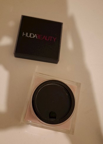 Huda Beauty Pudra
