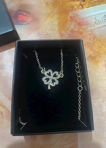 Altın Renkli Mini Yonca Kolye avon