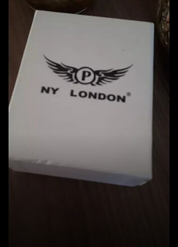 Y-London London marka saat hediye geldi kutusunda sıfır pili bitti sadece