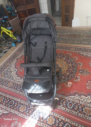 Siyah Katlanabilir Bebek Arabası