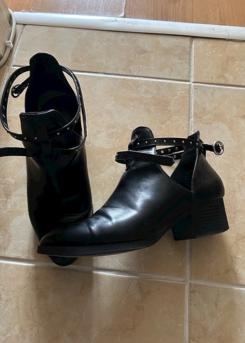 Kadın Siyah Deri Tokalı Topuklu Bot - Görsel 3