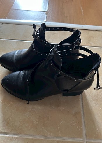 Kadın Siyah Deri Tokalı Topuklu Bot - Görsel 2