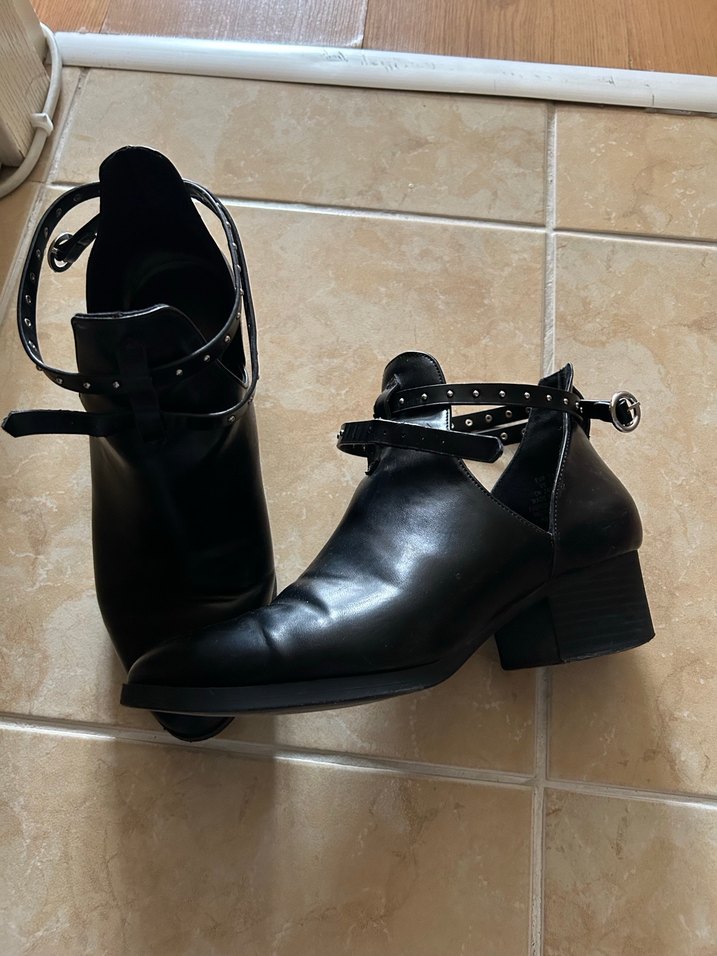 Kadın Siyah Deri Tokalı Topuklu Bot - Görsel 3