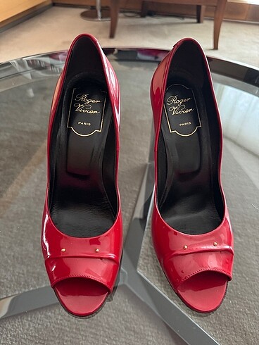 37,5 Beden kırmızı Renk Roger Vivier ??