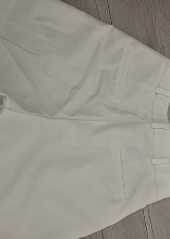 Beyaz Pilili Kısa Kadın Kumaş şort - Görsel 3