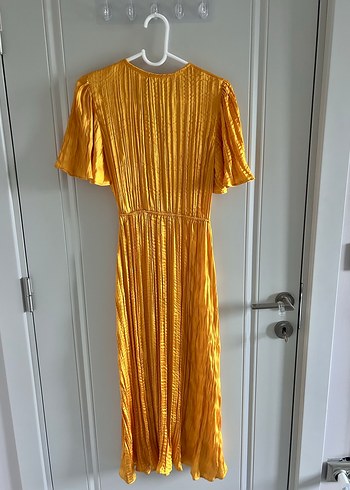 Parlak Altın Renkli V Yaka Uzun Elbise - Görsel 5