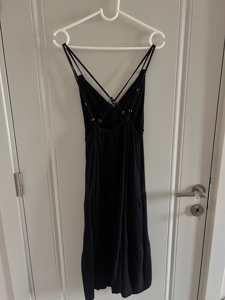 Siyah V Yakalı İnce Askılı Midi Elbise - Görsel 4