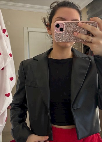 Siyah kısa deri blazer