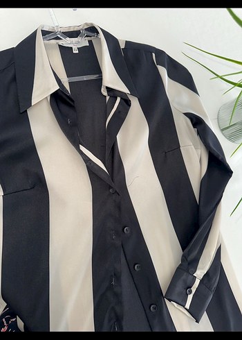 Siyah Beyaz Çizgili V Yaka Kadın Gömlek - Görsel 4