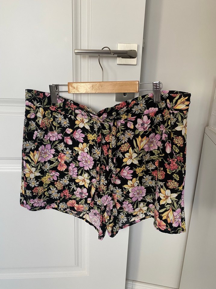 Çiçek Desenli Bohem Bağlamalı Salaş Şort - Görsel 3