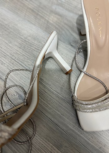 Zara Beyaz Parlak Yılan Desenli Taşlı İnce Topuklu