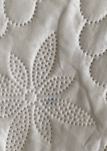 Beyaz Kabartmalı Yatak Örtüsü - Görsel 3