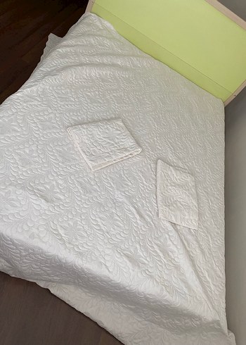 Beyaz Kabartmalı Yatak Örtüsü - Görsel 2
