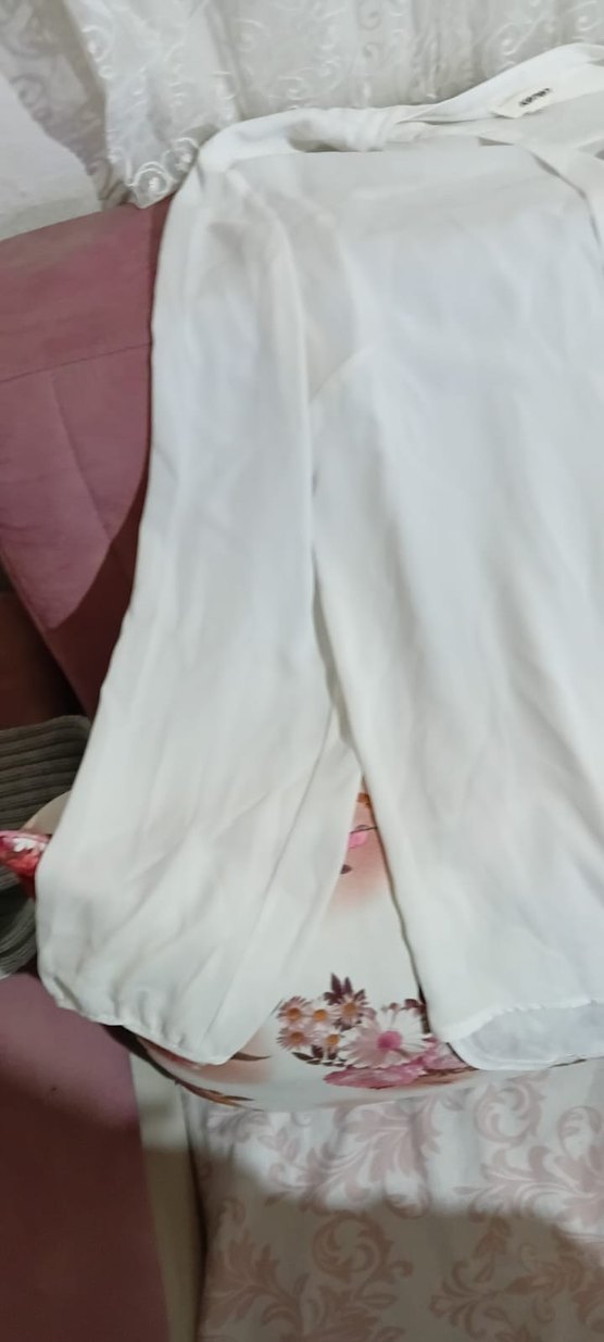 Düğmeli Beyaz Uzun Kollu Kadın Bluz - Görsel 3