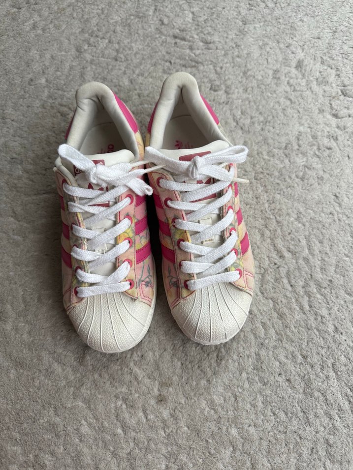 Pembe Çiçekli Adidas Superstar Sneaker — görsel 3/12