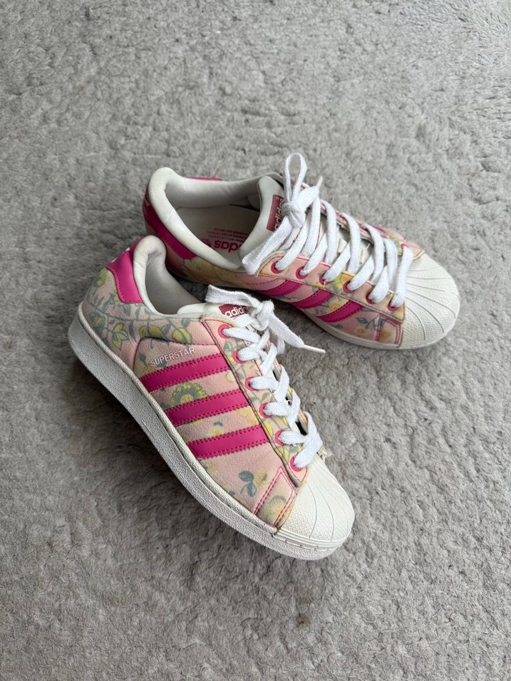 Pembe Çiçekli Adidas Superstar Sneaker — görsel 2/12