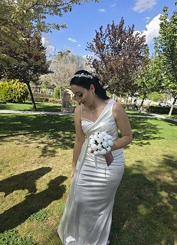 Beyaz saten elbise