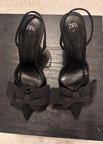 Siyah Stiletto Topuklu Fiyonklu Ayakkabı