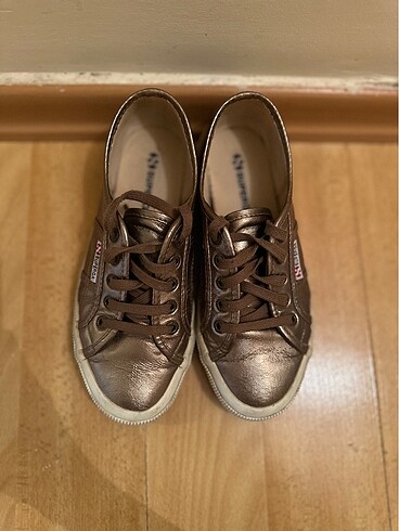 Superga bronz ayakkabı.