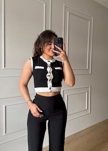 Düğmeli Siyah V Yakalı Kolsuz Crop Top - Görsel 2