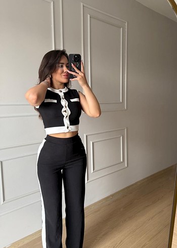 Düğmeli Siyah V Yakalı Kolsuz Crop Top - Görsel 3