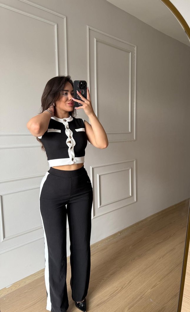 Düğmeli Siyah V Yakalı Kolsuz Crop Top - Görsel 3
