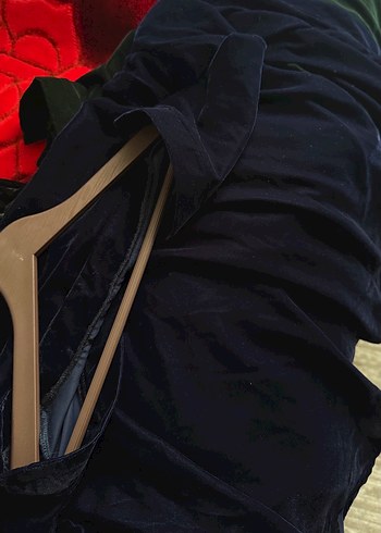 Siyah V Yaka Uzun Kollu Salaş Bluz kadife ince parlak kumaş - Görsel 3